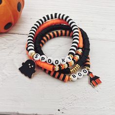 Aesthetic Fall Clay Bead Bracelets, Preppy Halloween Bracelet Ideas, Fall Bracelet Ideas, Spooky Summer, Halloween Beaded Jewelry, Bracelets With Charms