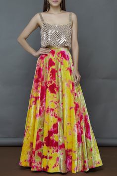 Dye Lehenga, Lehenga With Blouse, Orang India, Saree Bollywood, Lehenga Blouse Designs, Tie Dye Fashion, Gaun Fashion, Dress Neck