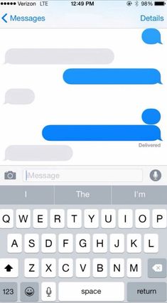 the text message messages are being displayed on an iphone's screen, and it appears to be in two different languages