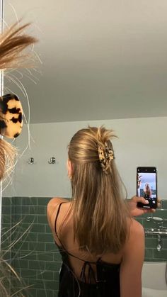 Cute Easy Hairstyles With Barrettes, Aesthetic Hairstyles Formal, Hairstyles With Small Clips Long Hair, Spikey Claw Clip Hair, Spikey Half Up Half Down, Half Up Half Down Spikey Bun, Spiky Claw Clip Hair, Spiky Half Up Half Down, Flat Head Hairstyle