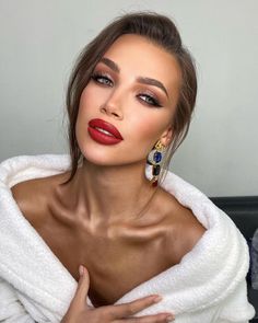 Hollywood Glamour Makeup, Bridal Makeup Red Lips, Spring Makeup Looks, Stunning Eye Makeup, Bold Lip Makeup, Wedding Makeup Blue, Classic Makeup Looks, Red Lips Makeup Look