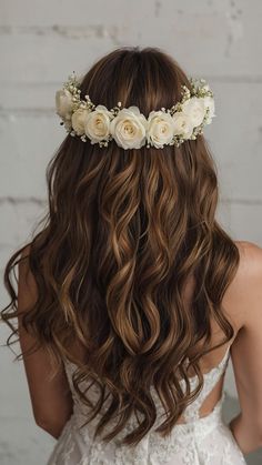 Discover gorgeous wedding flower crown hairstyles for the bride with long hair From half updos to veils and Boho styles find the perfect look for your long hair Whether you have long hair or short hair these hairstyle ideas will make you look stunning on your special day Classy Hairstyles, Flower Crown Hairstyle, Half Updo, Flower Crown Wedding, Bridal Hairstyles, Half Up Half Down Hair, Crown Hairstyles, Different Flowers, Floral Crown