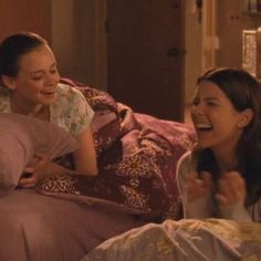 Rory and Lorelai Gilmore laughing Gilmore Girls Lorelai, Gilmore Girls Seasons, Gilmore Girl, Two Girls, Quito