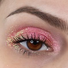 Creative Eye Makeup, Coral Reefs, Pink Makeup, Makeup Designs, Makati, Makeup Eyeliner, Pretty Makeup, Artistry Makeup