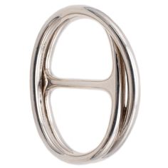 the letter o is made out of metal and has an oval shape with two lines on each side