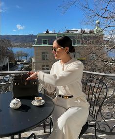 Credits: @estheraguirre on Instagram Classy Woman Outfits, Diva Aesthetic, Italian Summer Outfits, Elegant Classy Outfits, Summer Office Outfits, Chic Business Casual, High Waisted Dress Pants, Cute Work Outfits, Sleek Bun