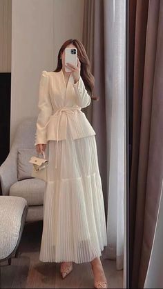 Elegant Gold Outfit, Dress And Skirt Outfits Casual, Sawing A Dress, Vintage Modest Dresses, Korean Dress Outfit Casual, Wealthy Outfits, Elegant Korean Dress, Korean Party Outfit, Hijab Wedding Guest Outfit