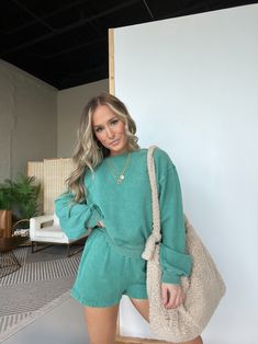 Kelly Girl Lounge Set Green Matching Lounge Set Outfit, Matching Set Outfit Two Pieces, Cozy Lounge Outfits, Set Outfit Two Pieces, Lounge Wear Ideas, Lounge Set Outfit, Summer Lounge Wear, Cute Lounge Outfits, Mom Fits