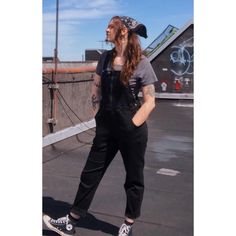 Black Overalls Outfit, Overalls Black, Lesbian Outfits, Lesbian Fashion, Overall Outfit, Overalls Outfit, Universal Standard, Black Overalls, Practically Perfect