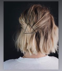 Bobby pin triangle Short Hair Bobby Pin Styles, Blonde Bob Haircut, Short Blonde Bobs, Dunner Wordend Haar, Inverted Bob Hairstyles, Messy Bob, Travel Hair, Bob Hairstyles For Thick, Wavy Bob Hairstyles