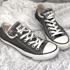 Gray Converse All Star Chuck Taylors Low Top Sneakers -Never Worn -Excellent Condition Men’s Size 5 Women’s Size 7 All Star Converse Gray, Grey Converse Outfit, Low Top Converse Outfit, Converse Shoes Outfit, Chucks Shoes, Gray Converse, Converse Aesthetic, Grey Converse, Low Top Converse