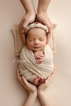 Photoshoot Ideas Born Baby Photos, Newborn Photo Pose, Baby Photography Poses, Diy Newborn Photography, Foto Newborn, Baby Pictures Newborn, Newborn Family Photos, Newborn Photography Poses, Newborn Studio