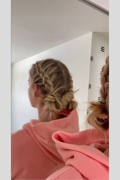 #fashioninspo #stylegoals #trendythreads #ootd #fashionista #fashionforward #styleinspiration #fashionblogger #fashionaddict #instafashion Peinados Fáciles Para Cabello Corto, Hair Stylies, Work Hairstyles, Hairdo For Long Hair, Easy Hairstyles For Long Hair, Volleyball Hairstyles, Hairstyles For School, Aesthetic Hair, Pretty Hairstyles