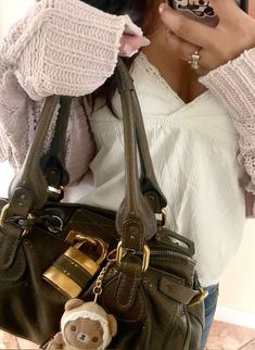 Hoodie Layout, Paddington Bag, Fall Girl, Dope Jewelry Accessories, Fire Fits, Purse Styles, Pretty Bags, Outfit Fall, Chloe Bag