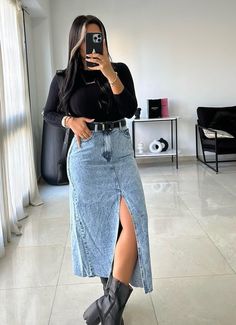 Long Denim Skirt Outfit Street Styles Plus Size, Simple Womens Outfits, Outfit Ideas With Long Denim Skirt, Long Denim Skirt Styling, Long Jean Skirt Outfits Fall 2023, How To Style Maxi Denim Skirt, Outfit Ideas Denim Skirt, Long Jean Skirts Outfit, Styling A Long Denim Skirt