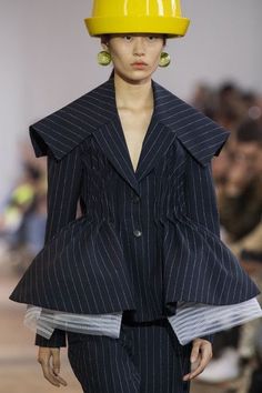 Jacket Runway, Fashion Terminology, Fashion Week Spring 2020, Woman Suit Fashion, Fashionista Clothes, Runway Show, Tailored Jacket, Fashion 2020, Suit Fashion