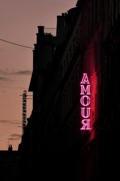 Enseigne néon rose de l'hôtel Amour de nuit à Paris / parisian night photography, cityguide paris Paris Night Aesthetic, Night In Paris, French Aesthetic, Paris Hotel, Phone Inspiration, Neon Aesthetic, Paris At Night, Iphone Wallpaper Vintage, Night Aesthetic