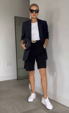 Chic Bermuda Shorts Outfit, Bermuda Shorts Outfit Work, Office Shorts Outfit, Black Bermuda Shorts Outfit, Tailored Shorts Outfit, Black Bermuda Shorts, Ideas De Outfits