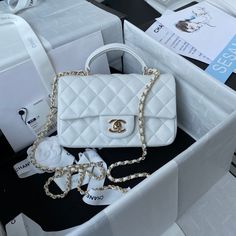 Size: (20x12x6cm) It comes with Dust box, Care manual, Tag and Paper bag. Chanel Mini Flap Bag, Tas Bahu, Beg Tangan, Lv Bags, Chanel Mini, Unboxing Experience, Luxury Bag, Classic Watches, Chanel Bags