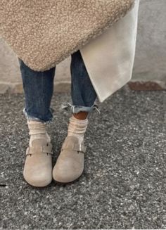 Birkenstock Outfit Ideas, Clog Outfits, Women Birkenstock, Birkenstock Boston Outfit, Birks Outfit, Clogs Birkenstock, Boston Outfits, Go Viral On Tiktok, Linen Outfit