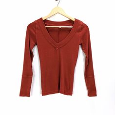 Please Check The Measurements Below To Make Sure It's A Perfect Fit For You Free People Womens Lily Rib-Knit Long Sleeve Top - New With Defects, There's A Small Tag Hole On The Top Of The Right Shoulder/Collar Area(See Pictures). Other Than That, It's In Excellent Condition/New Without Tags. - Size Xs - Color: Burnt Orange(Model Is Wearing A Different Color But The Same Style) - 93% Cotton, 7% Elastane - V-Neck - Long Sleeves - Banded Neck And Cuffs With Raw-Edge Trim - Exposed Seams Throughout Basic Knit Top For Fall, Fitted Soft Knit Cotton Tops, Stretch Cotton Knit Top For Fall, Soft Knit Cotton Tops For Fall, Casual Red Soft Knit Top, Red Casual Soft Knit Top, Soft Knit Cotton V-neck Top, Trendy Red Soft Knit Top, White Tank Top Women