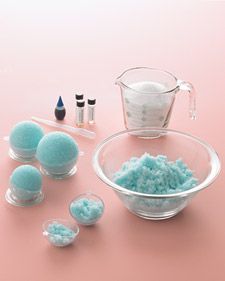 Bath snowball gifts! 2 cups Epsom salts • 2 tablespoons water  • A few drops essential oil(s) • 1 drop food coloring, plus more if desired  • Special equipment: plastic pipette, large or small round bath-ball molds, storage jars • If bath ball molds are not available, use plastic eggs that open or silicone molds (muffin, ice cube etc) Diy Kosmetik, Bath Ball, Diy Spa, Cadeau Diy, Diy Health, Beauty Recipe