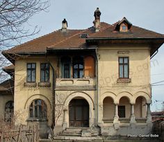 an old, run down house with lots of windows and balconies on the second floor