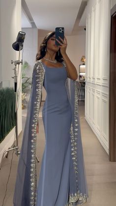 Dress With Cape Sleeves, Dress With Cape, Smink Inspiration, Floor Length Prom Dresses, Elegant Dresses Classy, Glamour Dress, Prom Dress Inspiration, Cape Sleeves