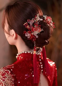 Traditional Chinese wedding hairpin Hair Jewellery Wedding, Chinese Wedding Hair Accessories, Chinese Wedding Qipao, Chinese Traditional Accessories, Chinese Hair Accessories Traditional, Chinese Accessories Traditional, Chinese Modern Wedding, Qipao Hairstyle, Tea Ceremony Hair