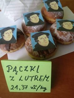 there are donuts with pictures of people on them and a sign that says packl klufren