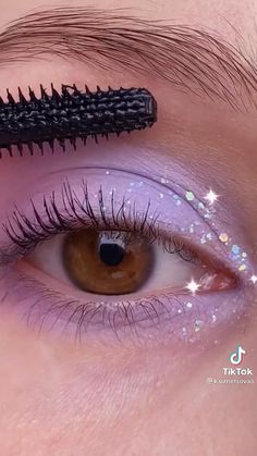 Makeup Eyeshadow Purple, Eyeshadow For Lipstick, Eyeshadow Makeup Purple, Purple Make Up Tutorial, Makeup Ideas For Purple Outfit, Euphoria Eye Makeup Tutorial, Purple Outfit Ideas Aesthetic, Eyeshadow Purple Looks, Cute Purple Eyeshadow Looks