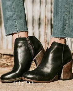 Fisdy - Botines con innovador diseño de cremallera Combat Boots Shorts, Freebird Boots, Pu Boots, Handcrafted Boots, Estilo Chic, Zipper Boots, Platform Heels Chunky, Cowboy Boots Women, Round Toe Heels