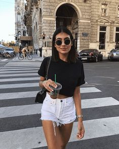 White Denim Shorts Outfit, Cozy Summer Outfits, Day Drinking Outfit, Denim Shorts Outfit, Casual Summer Outfits For Women, Cooler Style, Fest Outfits, Cool Summer Outfits, Outfit Chic