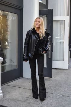 Black Bootcut Jeans Outfit, Bootcut Outfit, Flare Black Jeans, Bootcut Jeans Black, Bootcut Jeans Outfit, Mode Dope, Black Flares, Black Flare Jeans