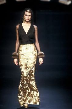 #Valentino #Fall1992couture #Fashionshow #Supermodels90s Winter Haute Couture, Models 90s, Valentino Haute Couture, High Fashion Editorial, Valentino Couture, Black Person, Sephora Collection, Editorial Fashion, High Fashion