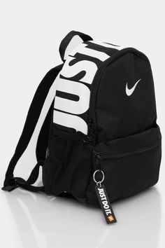 Você vai se apaixonar por essa mini mochila da Nike! Ela é feita em poliéster, bem leve, com tamanho pequeno para carregar os principais objetos do seu treino, como garrafinha d'água, toalha e suplemento. Possui fechamento por zíper, conta com bolsinho externo individual, logo da marca na parte frontal, bolsos externos em tela nas laterais e alças de costas reguláveis. O destaque todo fica por conta da clássica frase "Just do it" estampada na parte superior do acessório, e além de usá-la nos tre Mini Mochila Nike, Nike Mini Backpack, Nike Sports Bag, Mini Nike, Nike Bag, Mini Gym, Basketball Bag