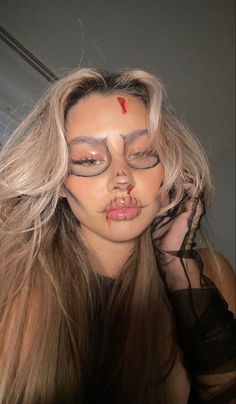 Simple Skeleton Halloween Makeup, Halloween Basic Makeup, Cute Witch Makeup Easy, Blonde And Brown Hair Halloween Costumes, Skeleton Halloween Costume Outfit, Idee Outfit Halloween, Costumes With Makeup, Make Up Halloween Aesthetic, Halloween Makeup Half Face