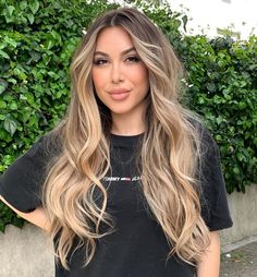 Brown Root Stretch To Blonde, Brazilian Balayage Blonde, Honey Blonde Hair On Dark Hair, Sunkissed Hair Blonde Beach Highlights, Brunette Golden Balayage, Balayage Hair 2023, Blonde Baby Lights On Brown Hair, Honey Blonde Hair With Dark Roots