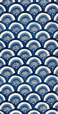 an art deco wallpaper with blue and white fan shapes