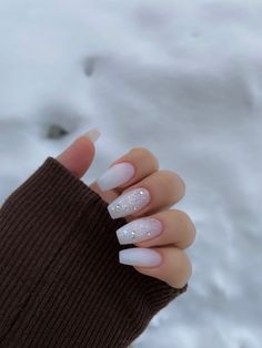 Christmas White Nails Acrylic, Winter Nails Inspo Almond, Nails For December 2023, White Sparkle Christmas Nails, White Winter Nails Almond, Nails December 2023, December 2023 Nails, Winter Nail Ideas 2023, Nail Ideas Winter 2023