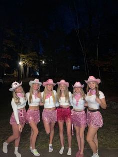 Cowgirls Cowgirl Outfits Birthday Party, Pink Costume Ideas Halloween, Girl Cowboy Outfit, Carnival Costumes Ideas Women Outfit, Cowgirl Outfits Carnaval, Cowboy Carnaval, Carnival Costumes Ideas, Cow Girl Outfits, Carnival Outfit Ideas