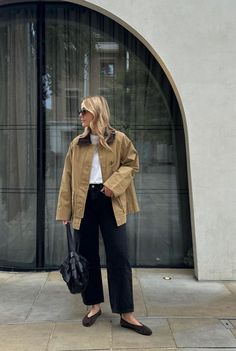 Barn Jacket Street Style, Minimalistic Outfits, Cold Fashion, Barn Jacket, New Street Style, Linen Dress Women, Jacket Outfit, A Barn, Fit Ideas