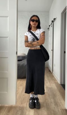 outfit ideas how to style how to wear basic satin midi skirt spring summer 2023 trends skirts ootd Rok Outfit, Look Grunge, Rock Outfit, Rave Outfit, Looks Street Style, Skirt Outfit, Mode Inspo, 가을 패션, Mode Vintage