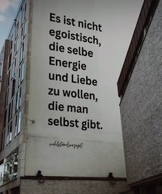 a large sign on the side of a building that says, es ist nicht egotistch, die selbe en