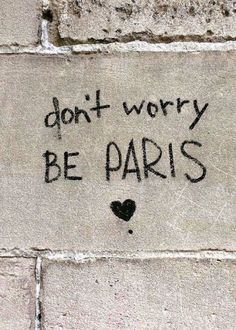 graffiti written on the side of a building that says don't worry be paris