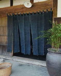 Eco Brutalism, Japanese Living Room Design, 1000 Lifehacks, Japanese Living Room, Japanese Curtains, Noren Curtains, Japanese Zen, Japanese Interior, Japanese Design