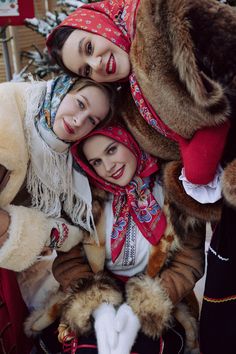 Новогодняя фотосессия в русском стиле Russian Woman Aesthetic, Russian Girl Aesthetic, Eastern Europe Aesthetic, Russia Women, Russia Aesthetic, Russian Shawl, Slavic Girl, Russia Fashion