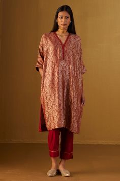 Cotton A Line Dress Indian, Kaftan With Sleeves, Pakistani Kaftan Suits, Red Brocade Suit, Brocade Kurta Designs, Kaftan Suit Design, Brocade Kurti Design, Banarasi Outfits, Brocade Dress Styles