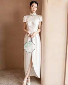 This white wedding cheongsam dress perfectly combines traditional charm with modern elegance. Perfect for engagements and special occasions. Luxury Elegant Dresses For Tea Ceremony, Modern Cheongsam Wedding, White Cheongsam, Cheongsam Wedding, Wedding Cheongsam, Cheongsam Modern, Modern Qipao, Modern Cheongsam, Chinese Element