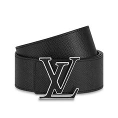 Cette ceinture lv initiales 40 mm réversible est un accessoire multifacette qui accompagne les pièces de la collection homme printemps-été 2019. Le cuir taïga souple à l'avant contraste avec la toile monogram colorée au dos. Élément phare de la ceinture, les lv initiales aux couleurs ton sur ton sont encadrées de métal poli. Mens Designer Belts, Louis Vuitton Belt, Designer Belts, Reversible Belt, Louis Vuitton Official, Belt Black, Vuitton Handbags